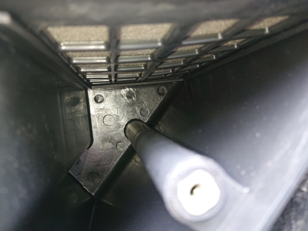 Luftfilterkasten innen unten klein.jpg