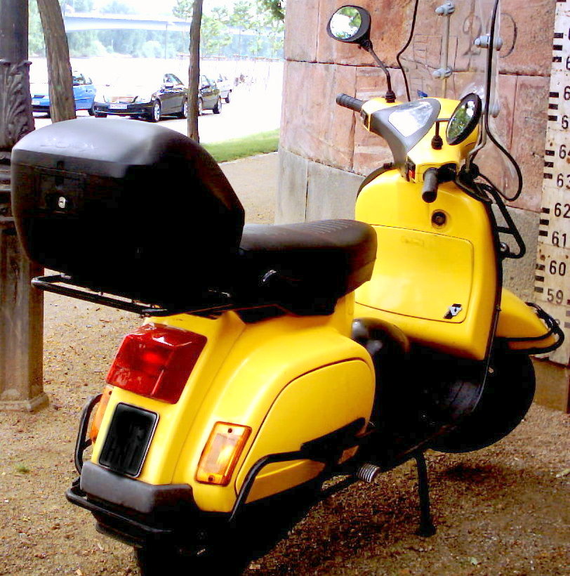 Vespchen van hinten.jpg